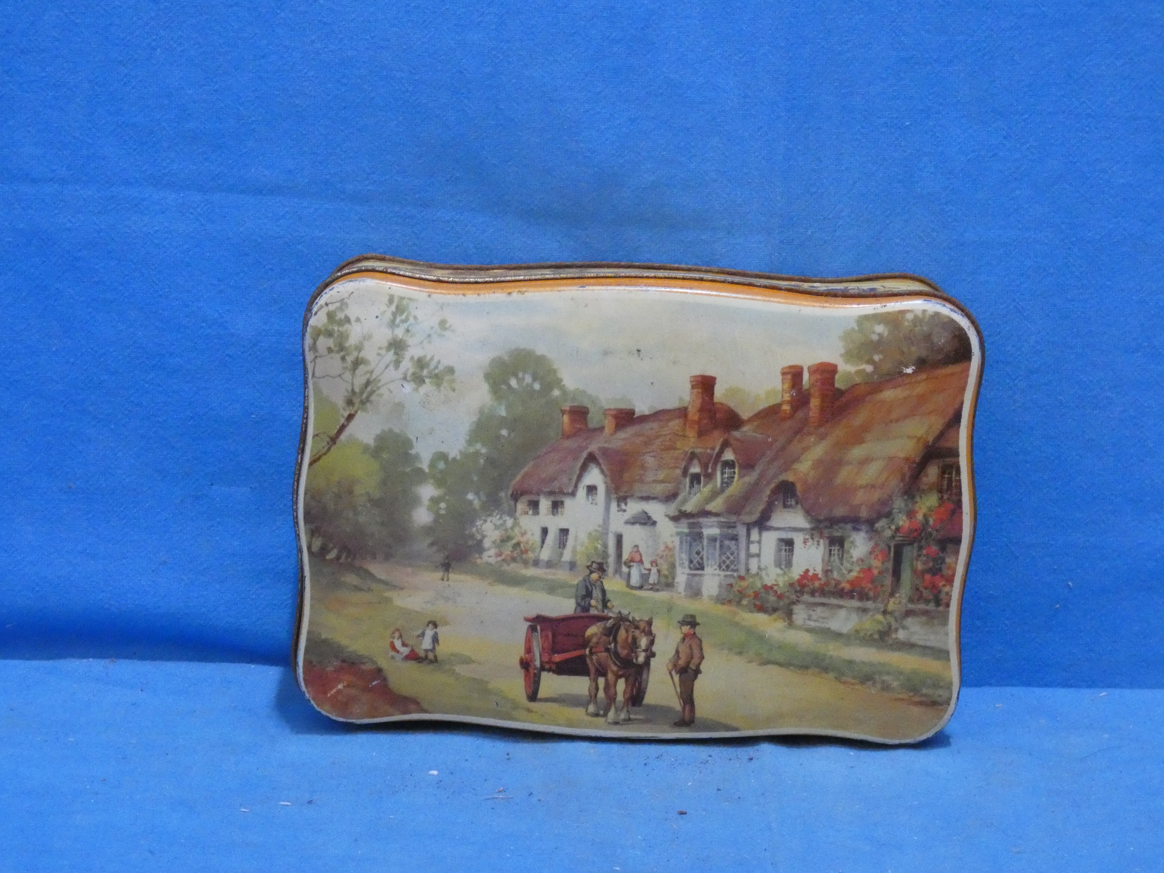 art nr: 1211 antiek koekjesblik met mooie decoratie