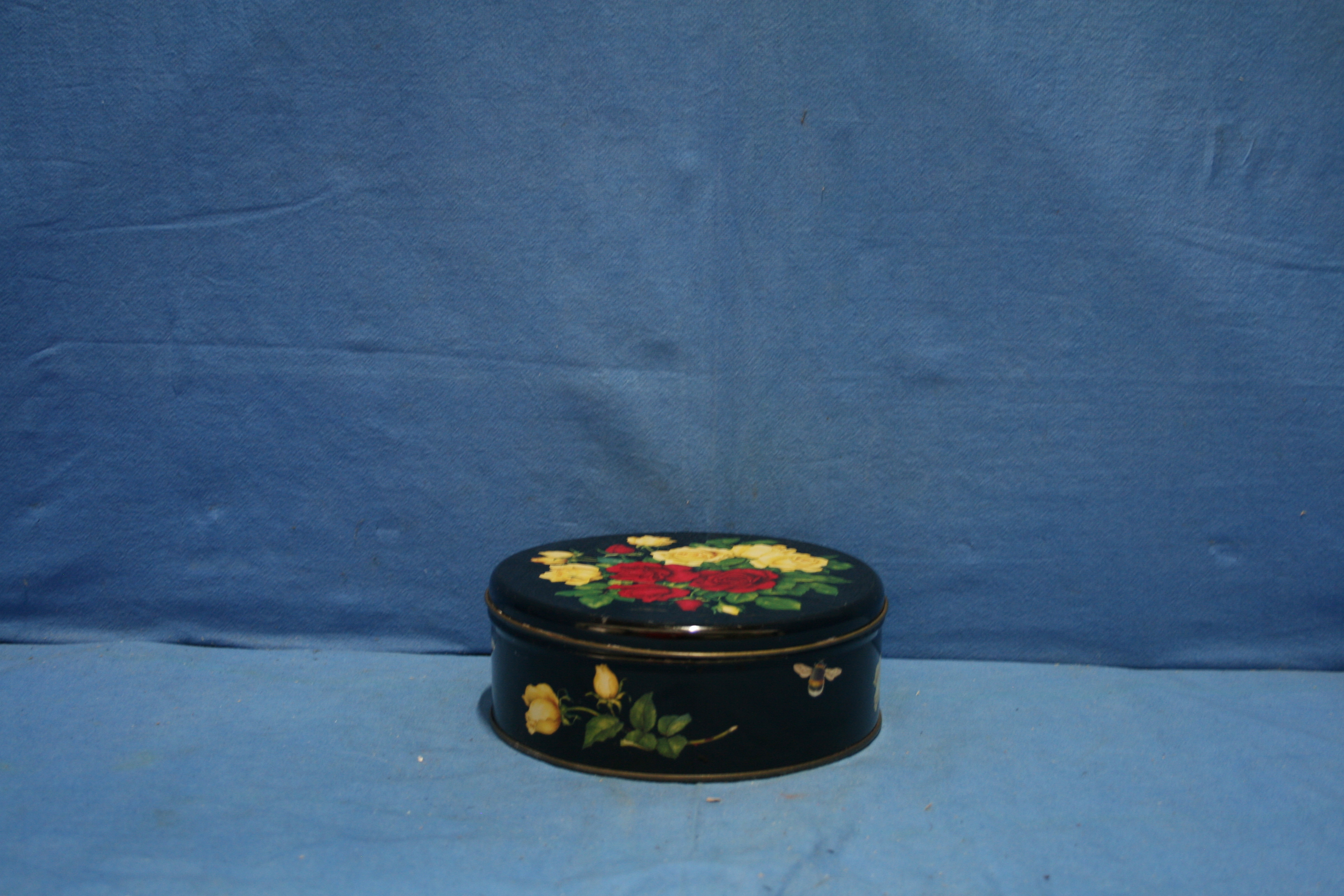 art nr: 799 vintage bonbon blik met bloemmotief deksel