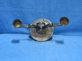 art nr: 1487 antieke verzilverde kaarsen kandelaar