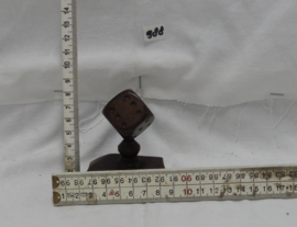 art nr: 988 vintage aluminium dobbelsteen op houten plaatje