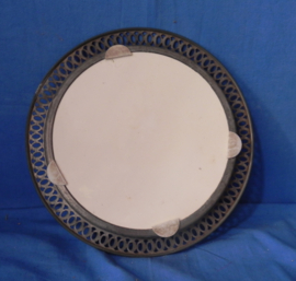 art nr: 467 vintage porseleinen bord omringd met een tinnen rand