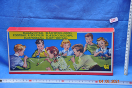 art nr: 211 vintage voetbal blaasspel