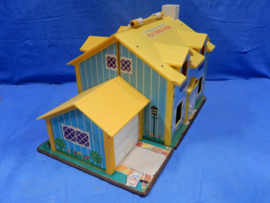 art nr: 770 vintage Fisher Price Play family house