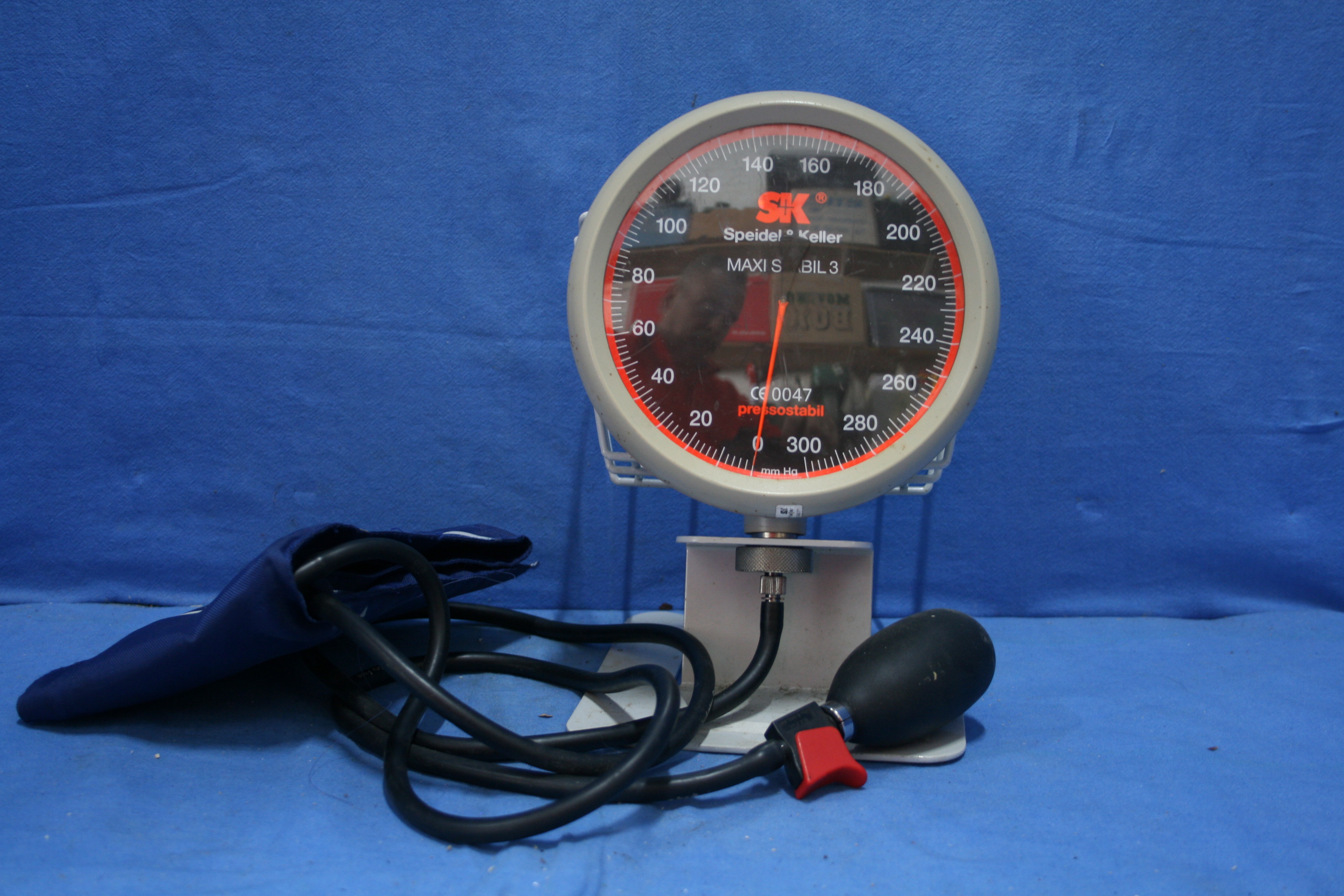 art nr: 1143 vintage bloeddrukmeter met arm pomp