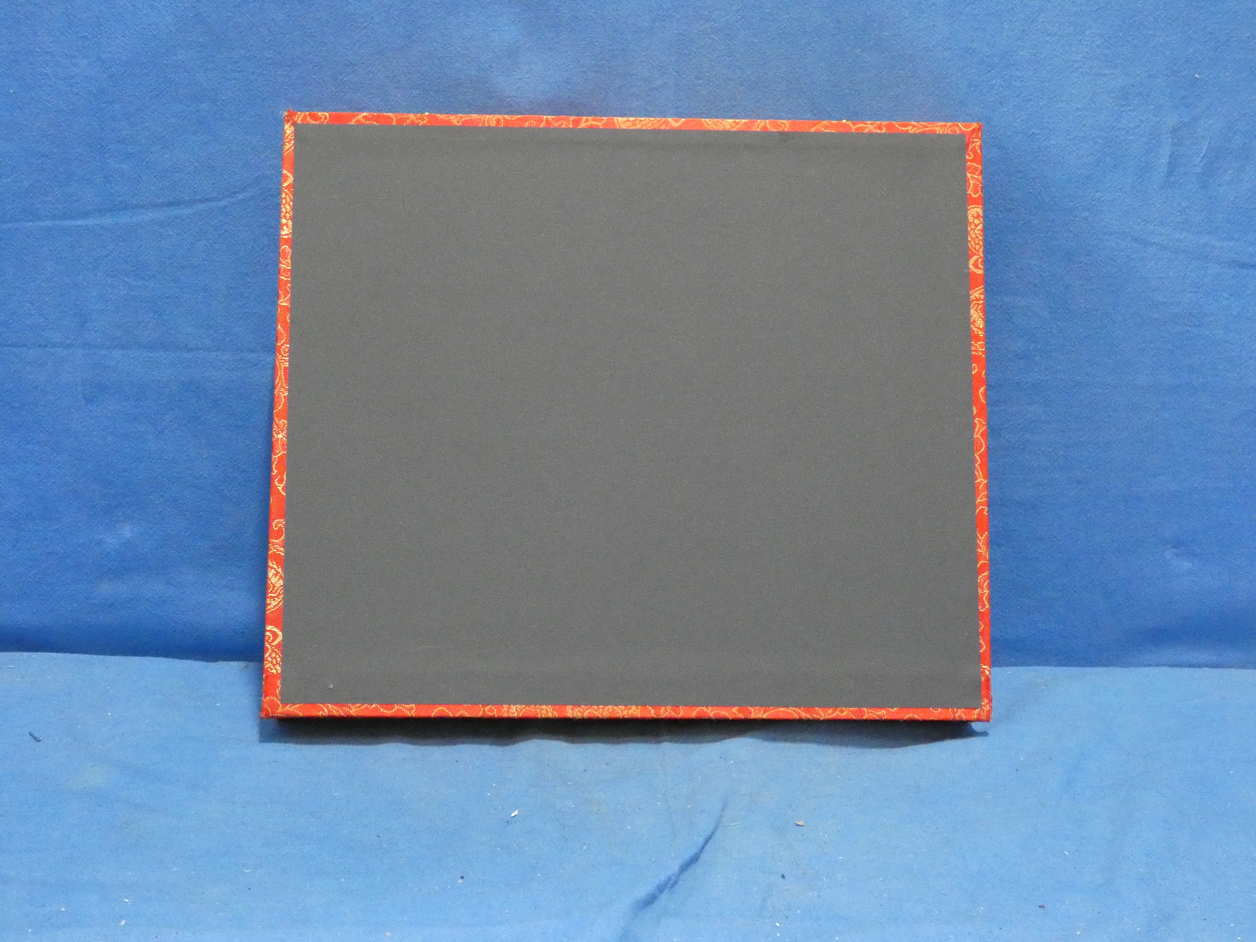 art nr: 1188 vintage opberg box met een geborduurd kleedje