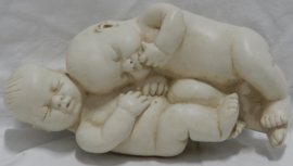 art nr: 980 vintage beeldje van twee slapende baby's
