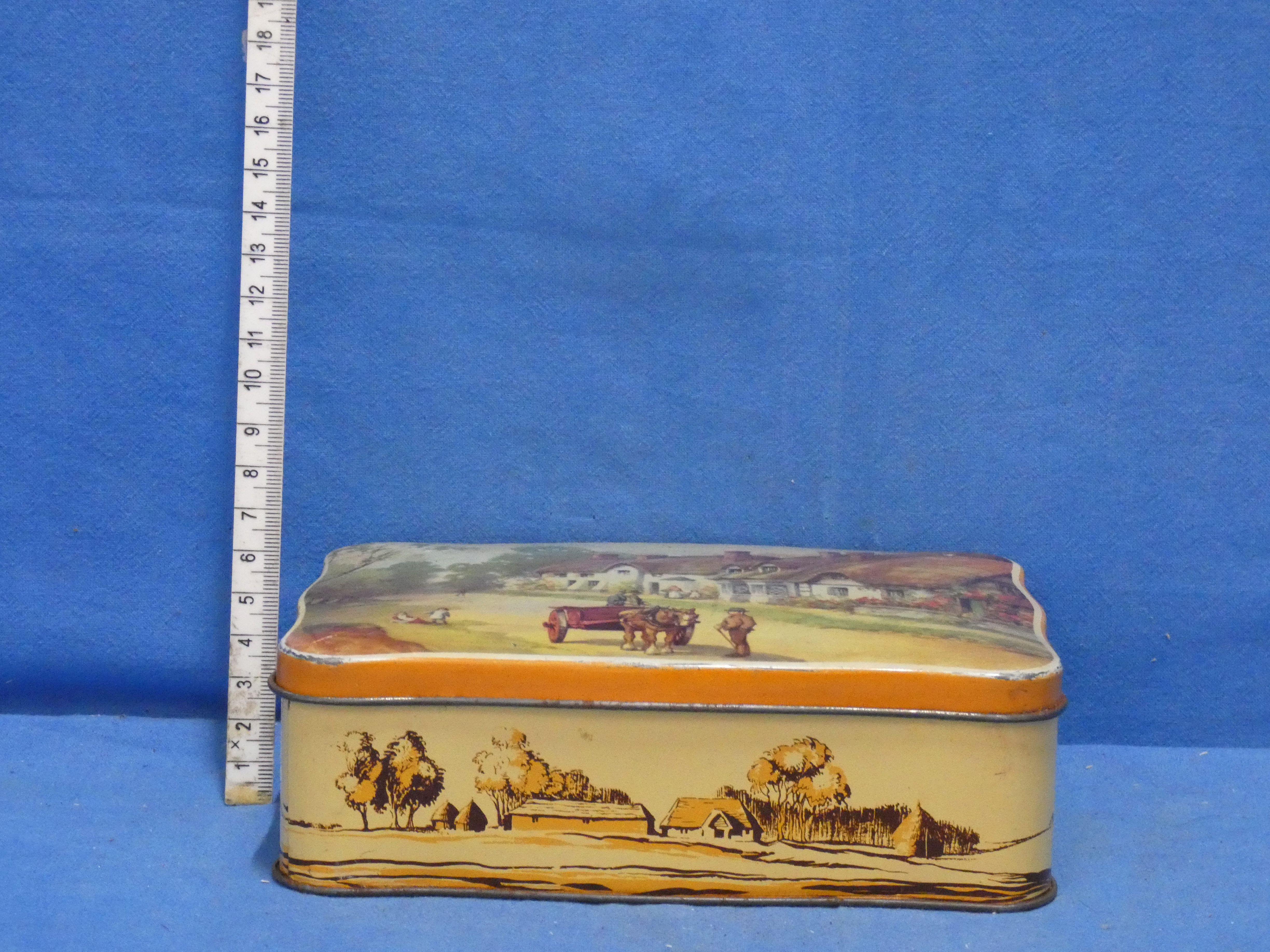 art nr: 1211 antiek koekjesblik met mooie decoratie