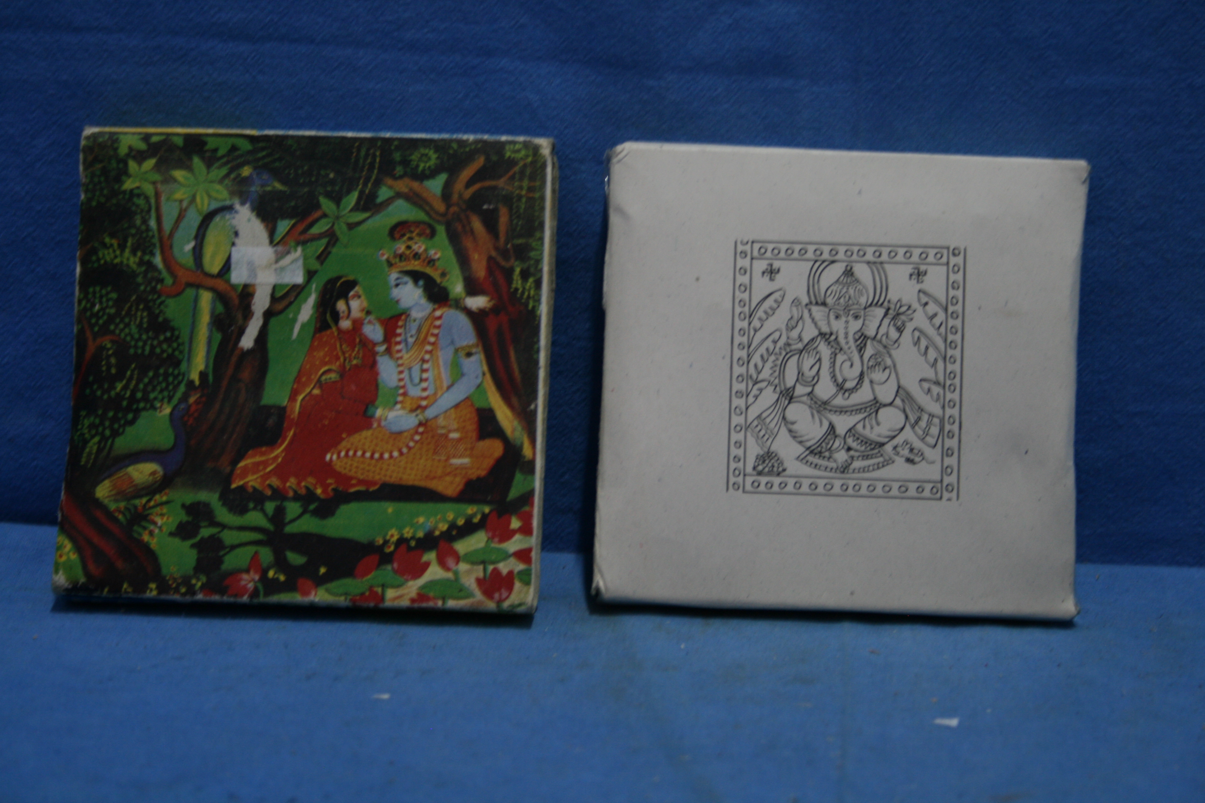 art nr: 1170 vintage 2 doosjes gevuld met wierrook tabletten