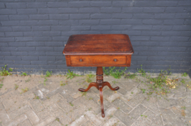 art nr: 925 antiek tafeltje met lade en uitschuifbaar blad