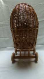 art nr: 384 Vintage Rotan poppenwagen