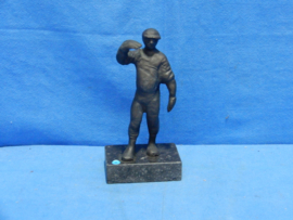 art nr: 838 vintage bronzen beeld van Marlies Noordkamp stijgerbouw