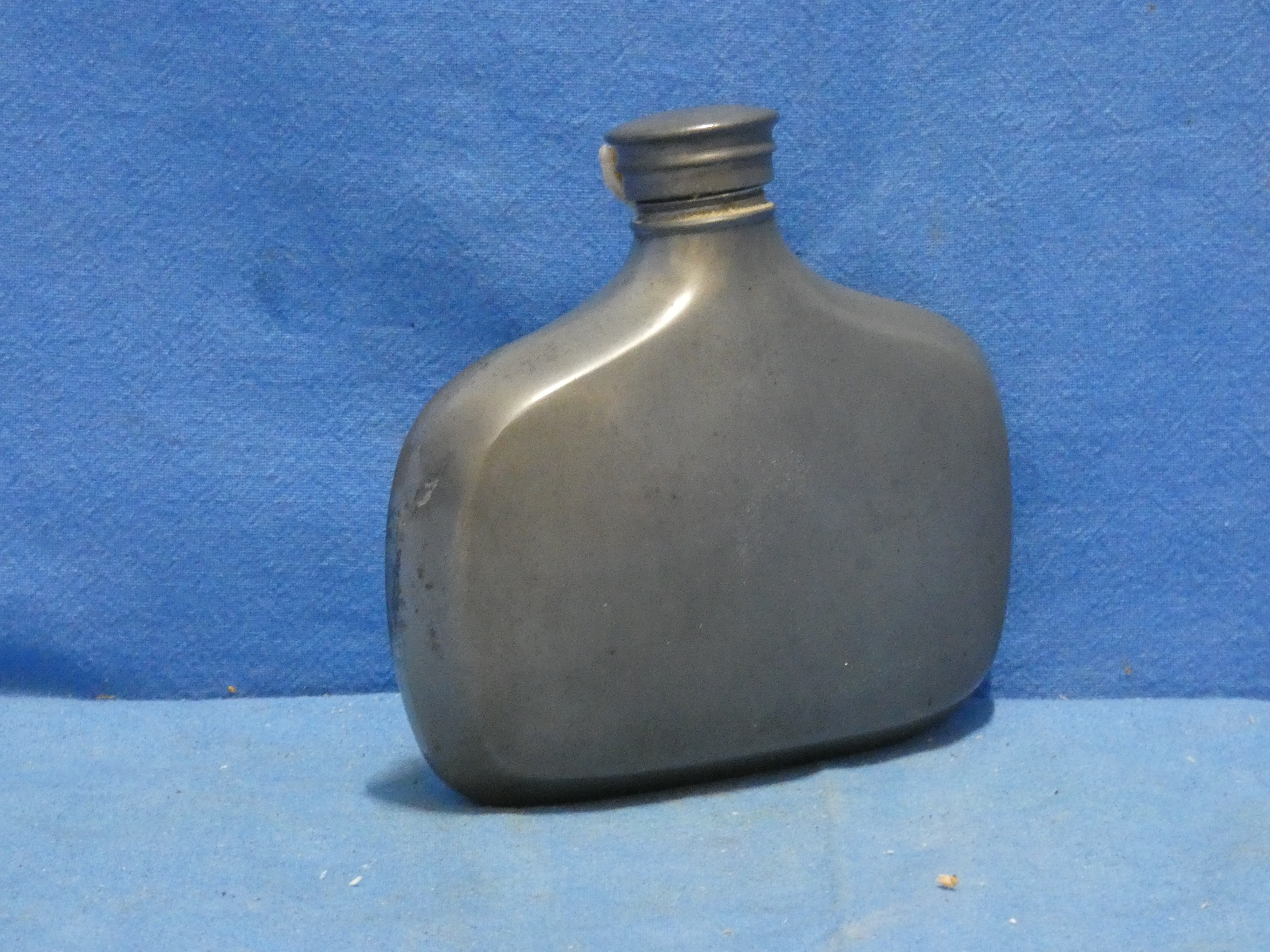 art nr: 1246 vintage tinnen borstzak drinkflesje