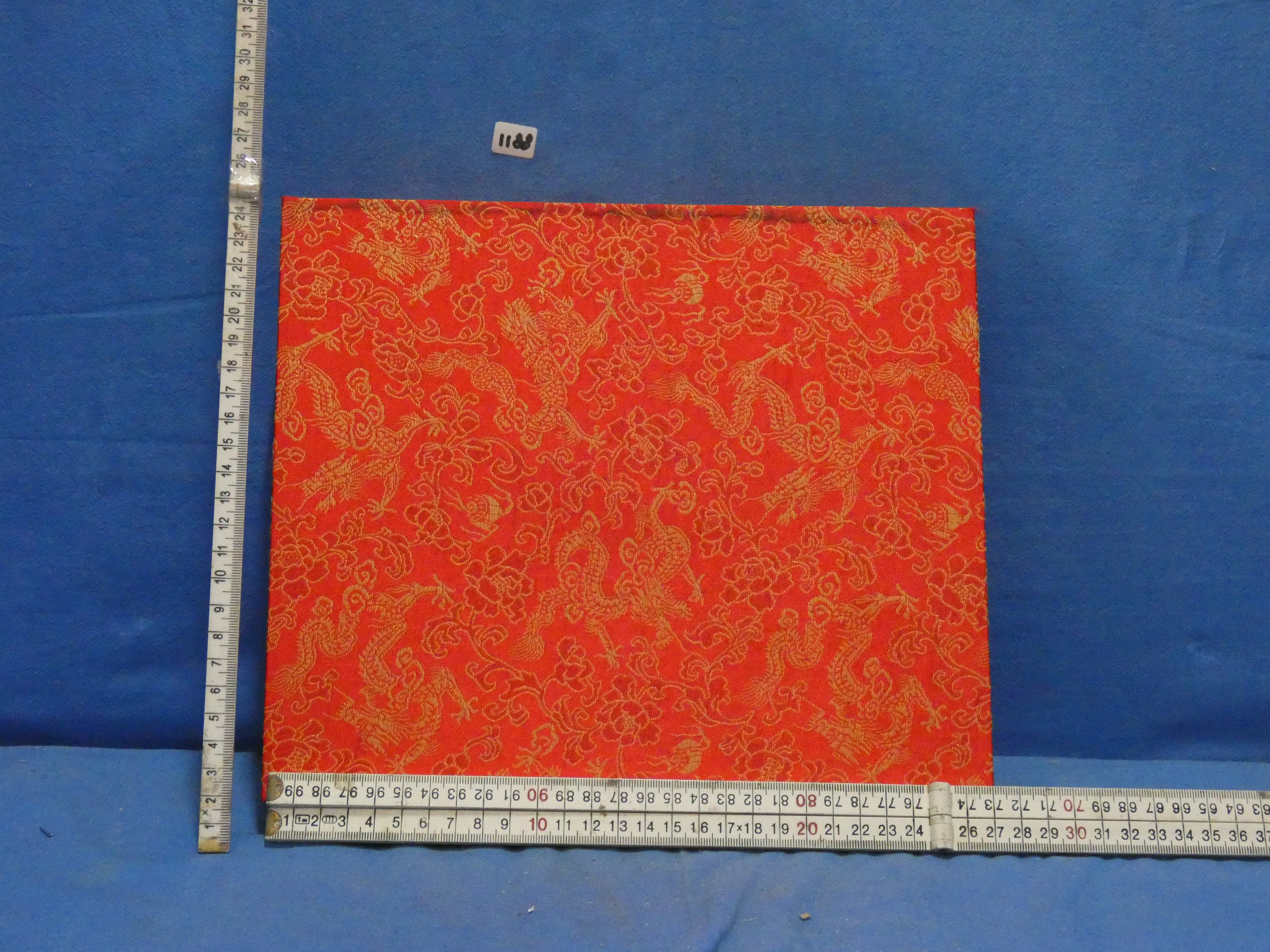 art nr: 1188 vintage opberg box met een geborduurd kleedje