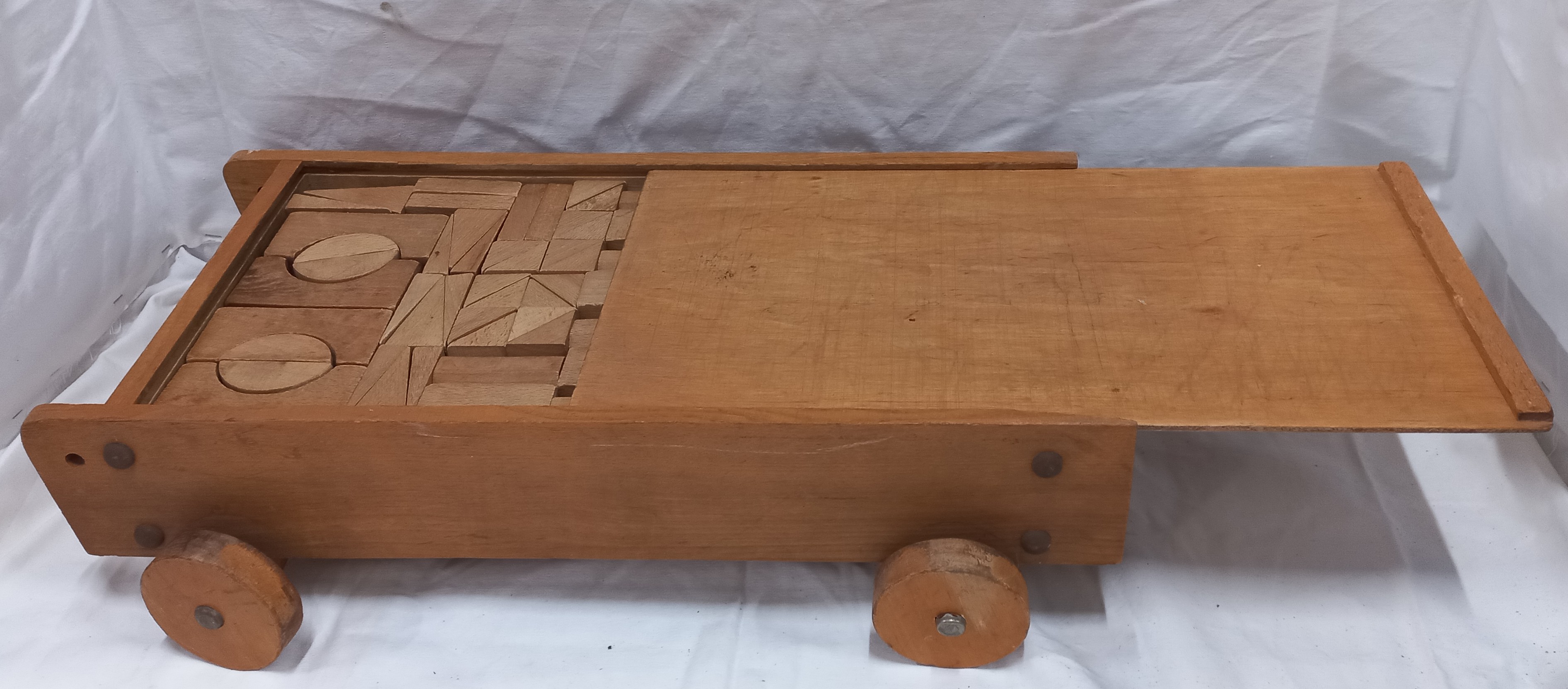 art nr: 1127 vintage bouwblokken houten kar vol