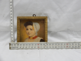 art nr: 663 vintage schilderijtje van een meisje in klederdracht