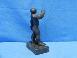 art nr: 838 vintage bronzen beeld van Marlies Noordkamp stijgerbouw