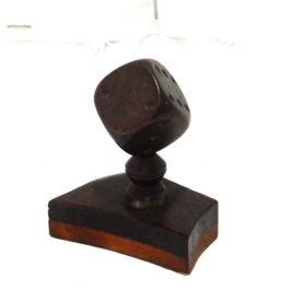 art nr: 988 vintage aluminium dobbelsteen op houten plaatje
