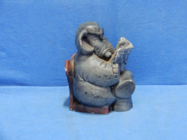 art nr: 672 vintage beeldje van een boeklezende Olifant