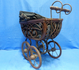 art nr: 147 vintage poppenwagen