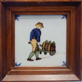 art nr: 655 antieke wandtegel van een man met kruiwagen