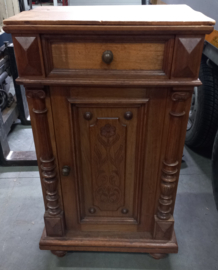 art nr: 670 antiek mahoniehouten kastje met lade en deur