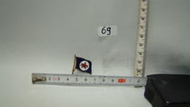 art nr: 69 vintage broche met Caltex vlag
