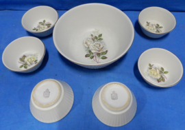 art nr: 574 vintage set Flora schaaltjes uit Gouda