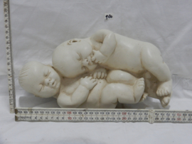 art nr: 980 vintage beeldje van twee slapende baby's