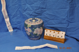 art nr: 05 antieke blauwe pot met deksel en bloem decoratie