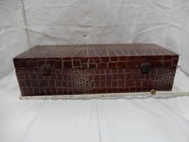 art nr: 1025 vintage kist bekleed met slangenleder