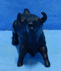 art nr: 851 vintage tinnen beeldje van een stier