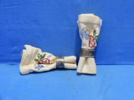 art nr: 1054 vintage geborduurde servetten met verzilverde servetringen