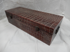 art nr: 1025 vintage kist bekleed met slangenleder