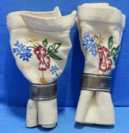 art nr: 1054 vintage geborduurde servetten met verzilverde servetringen