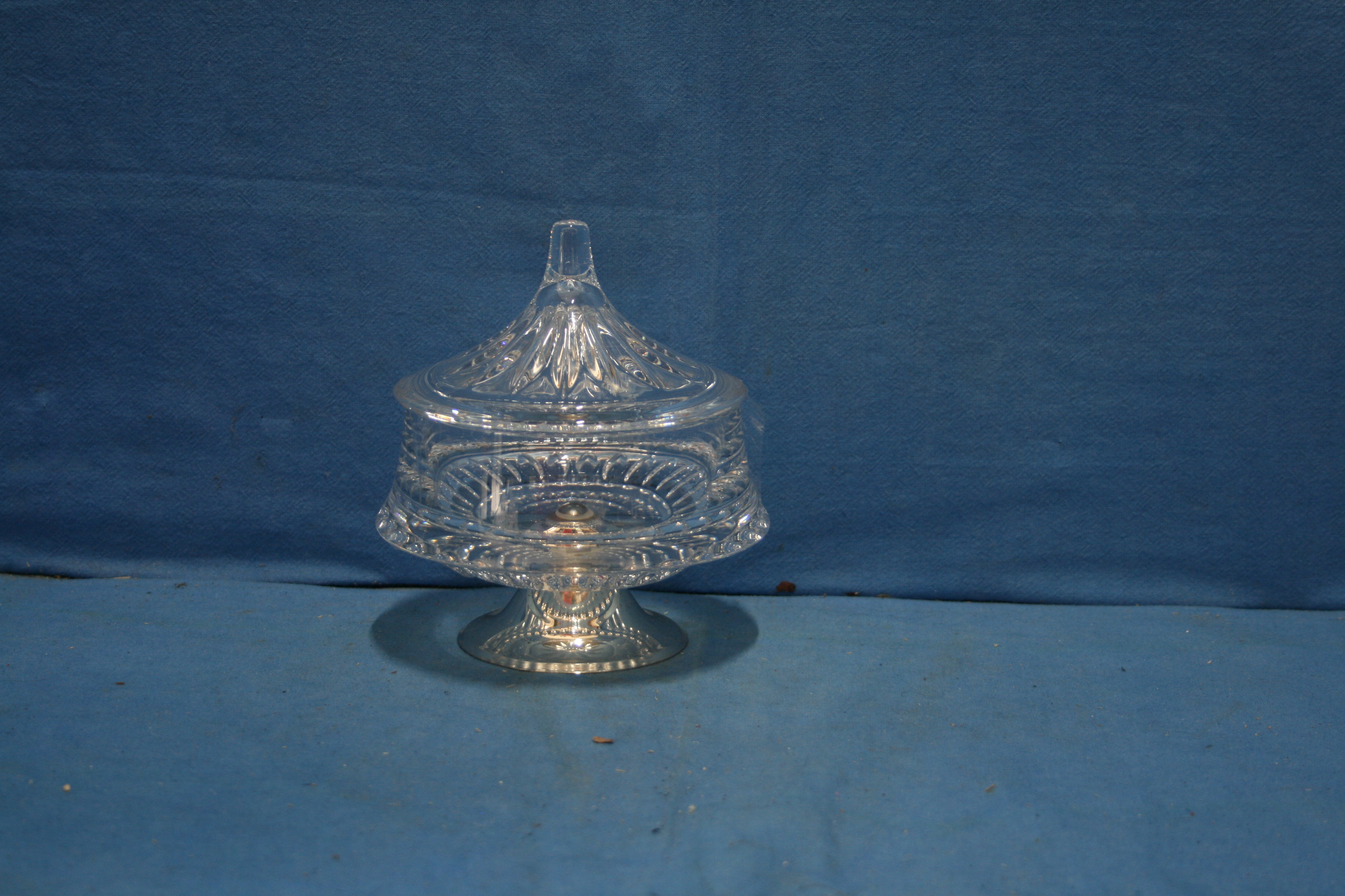 art nr: 1141 vintage kristallen bonbon pot en deksel en verzilverde voet