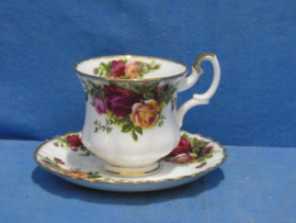 art nr: 1324 vintage porseleinen kop en schotel van Royal Albert