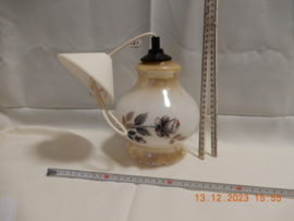 art nr: 121 Vintage hanglamp uit melkglas vervaardigd met bloemmotief