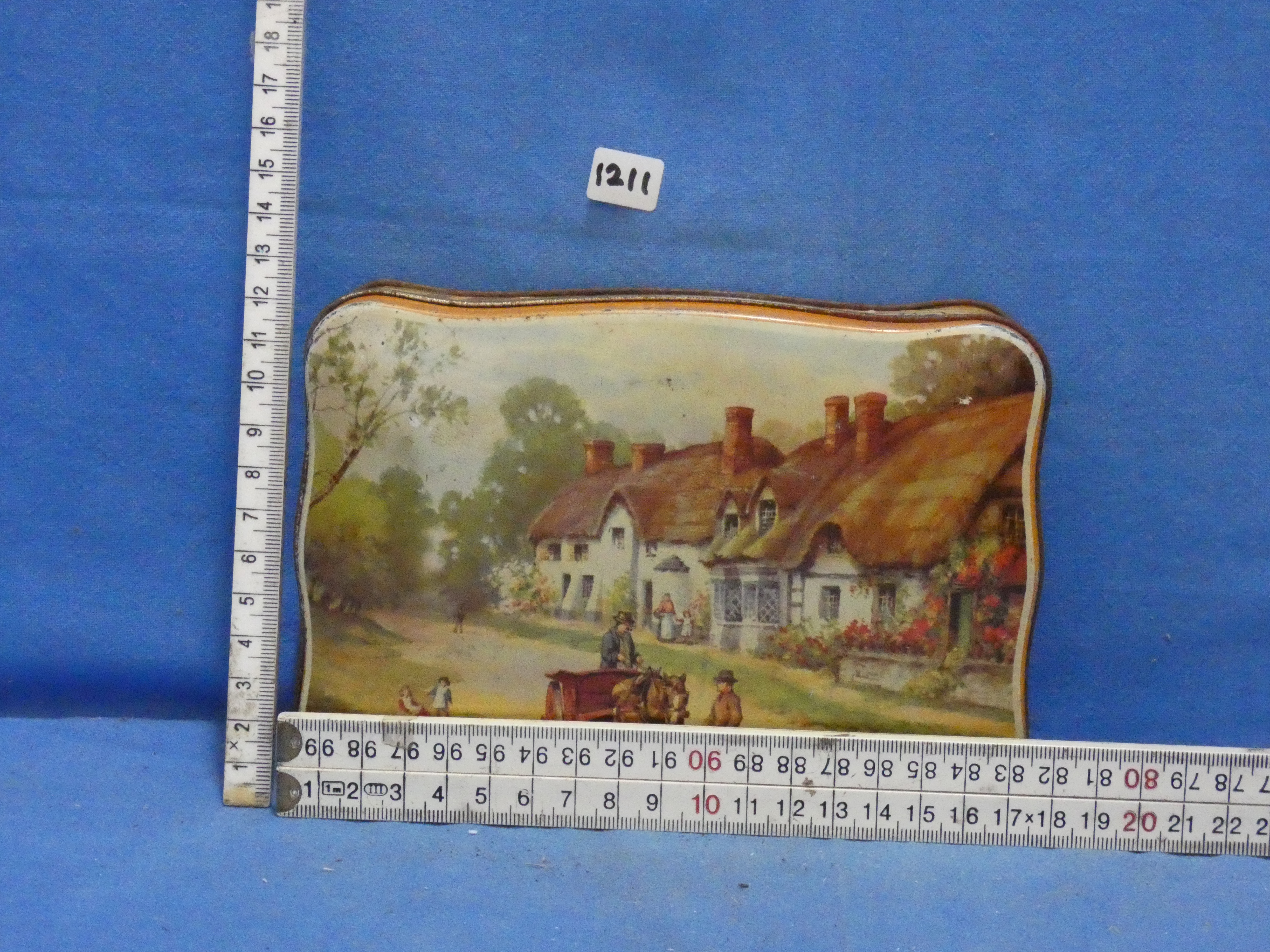 art nr: 1211 antiek koekjesblik met mooie decoratie