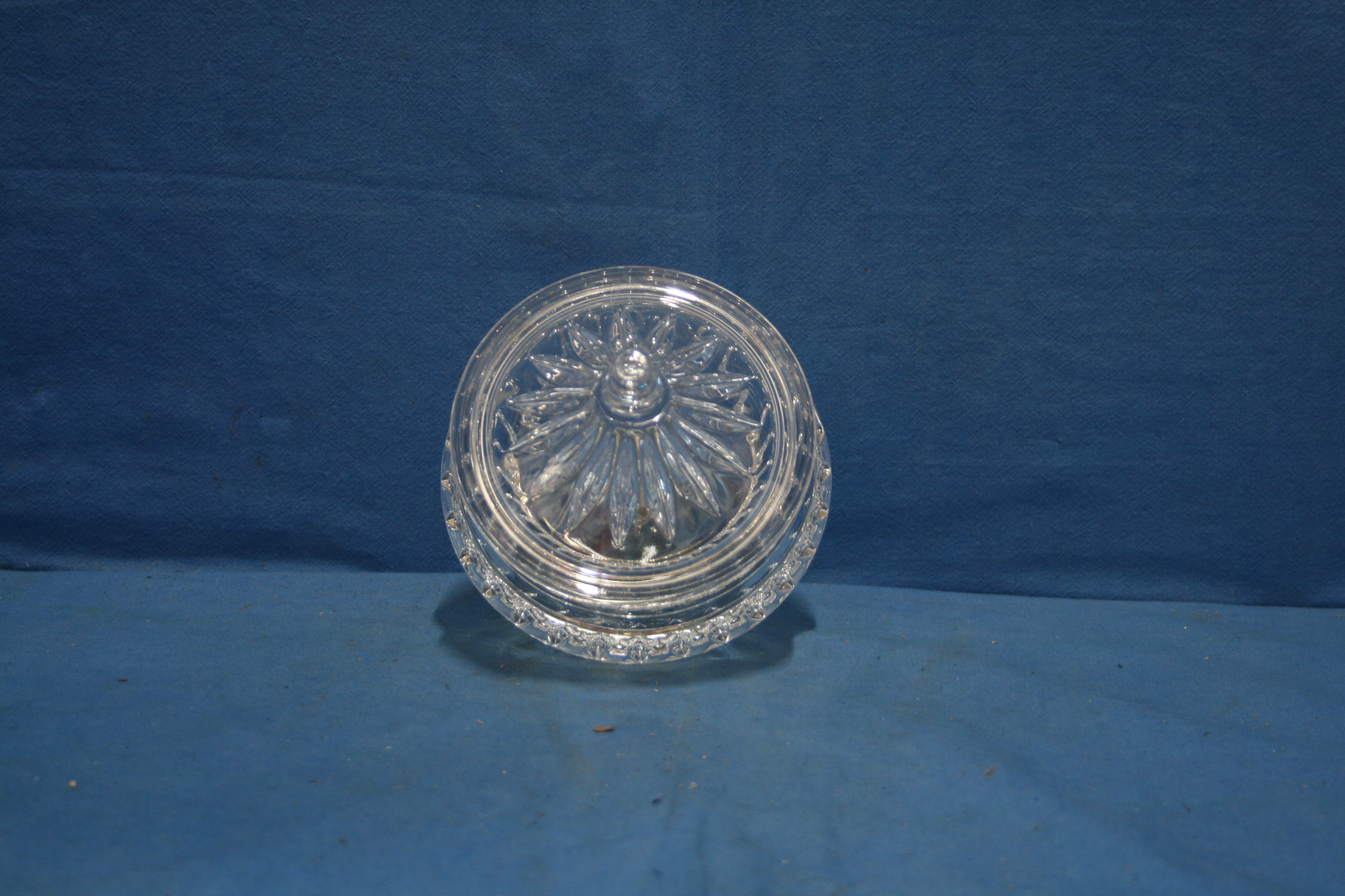 art nr: 1141 vintage kristallen bonbon pot en deksel en verzilverde voet