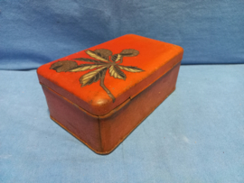 art nr: 598 vintage blik met blad motief op deksel