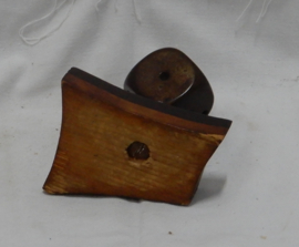art nr: 988 vintage aluminium dobbelsteen op houten plaatje