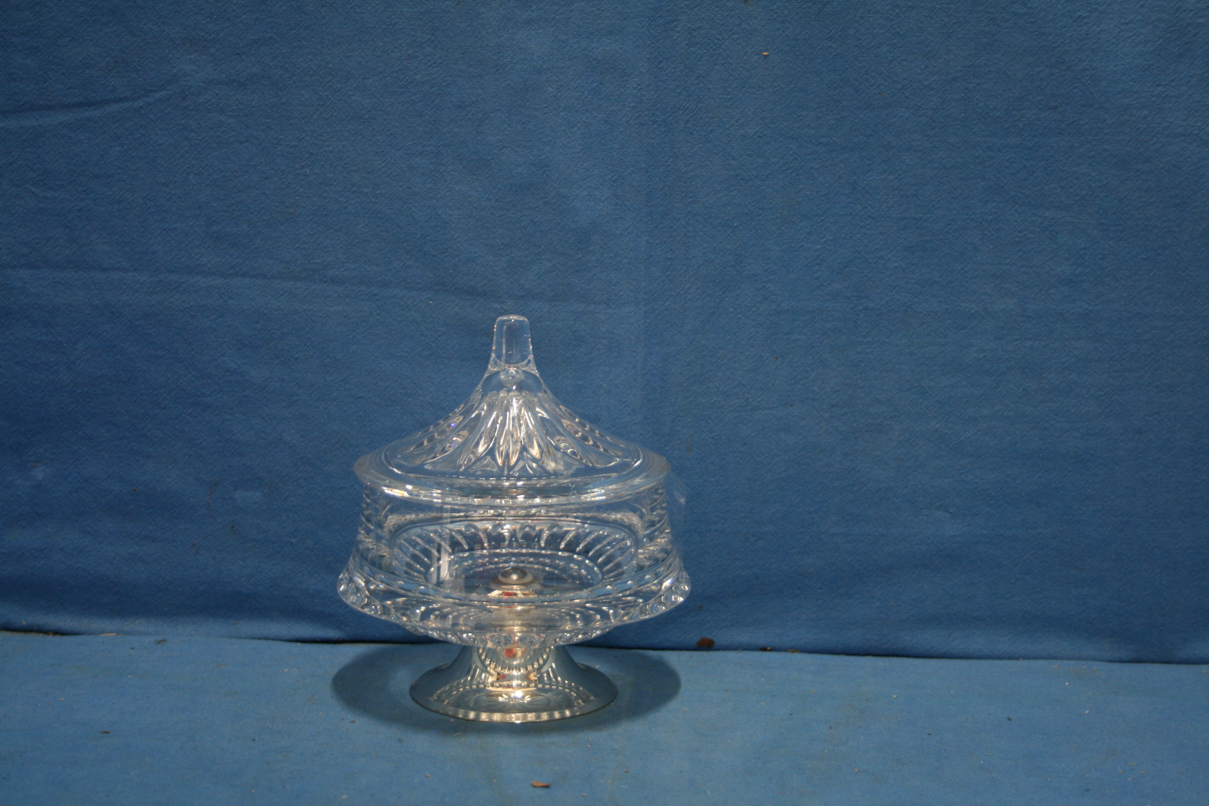 art nr: 1141 vintage kristallen bonbon pot en deksel en verzilverde voet
