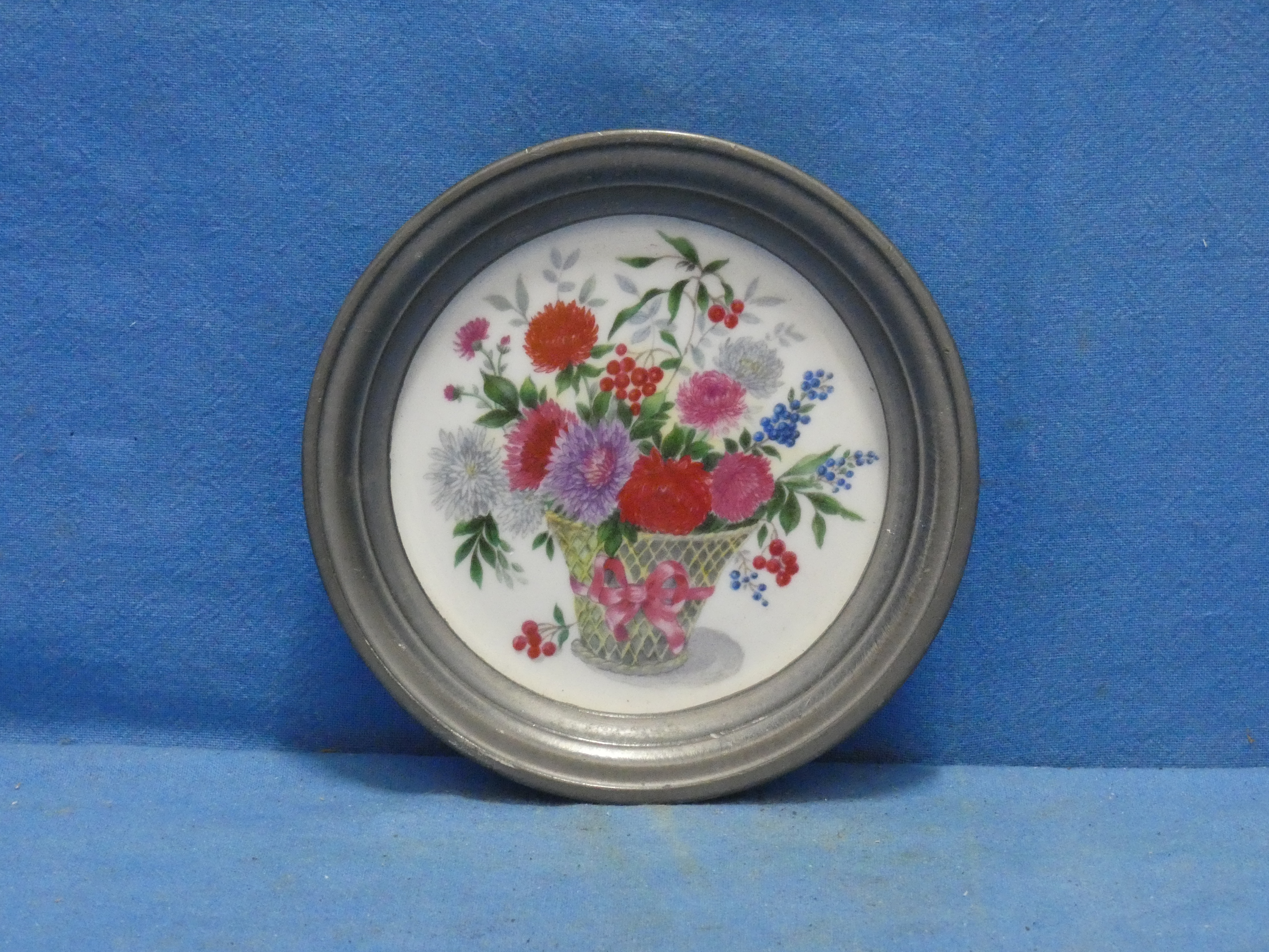 art nr: 1228 vintage tinnen/keramiek bordje van Johann Feldmann