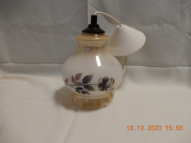 art nr: 121 Vintage hanglamp uit melkglas vervaardigd met bloemmotief