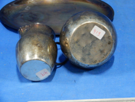 art nr: 419 vintage zilver suiker en melk set op een dienblad