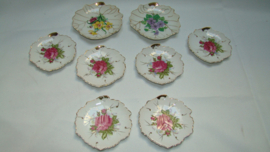 art nr: 422 vintage set schattige bordjes met een bloemenmotief