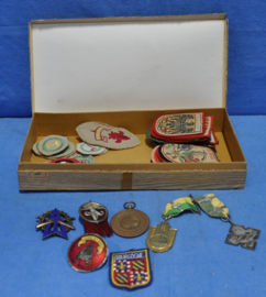 art nr: 861 vintage sigarendoosje vol met emblemen