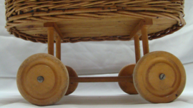 art nr: 384 Vintage Rotan poppenwagen