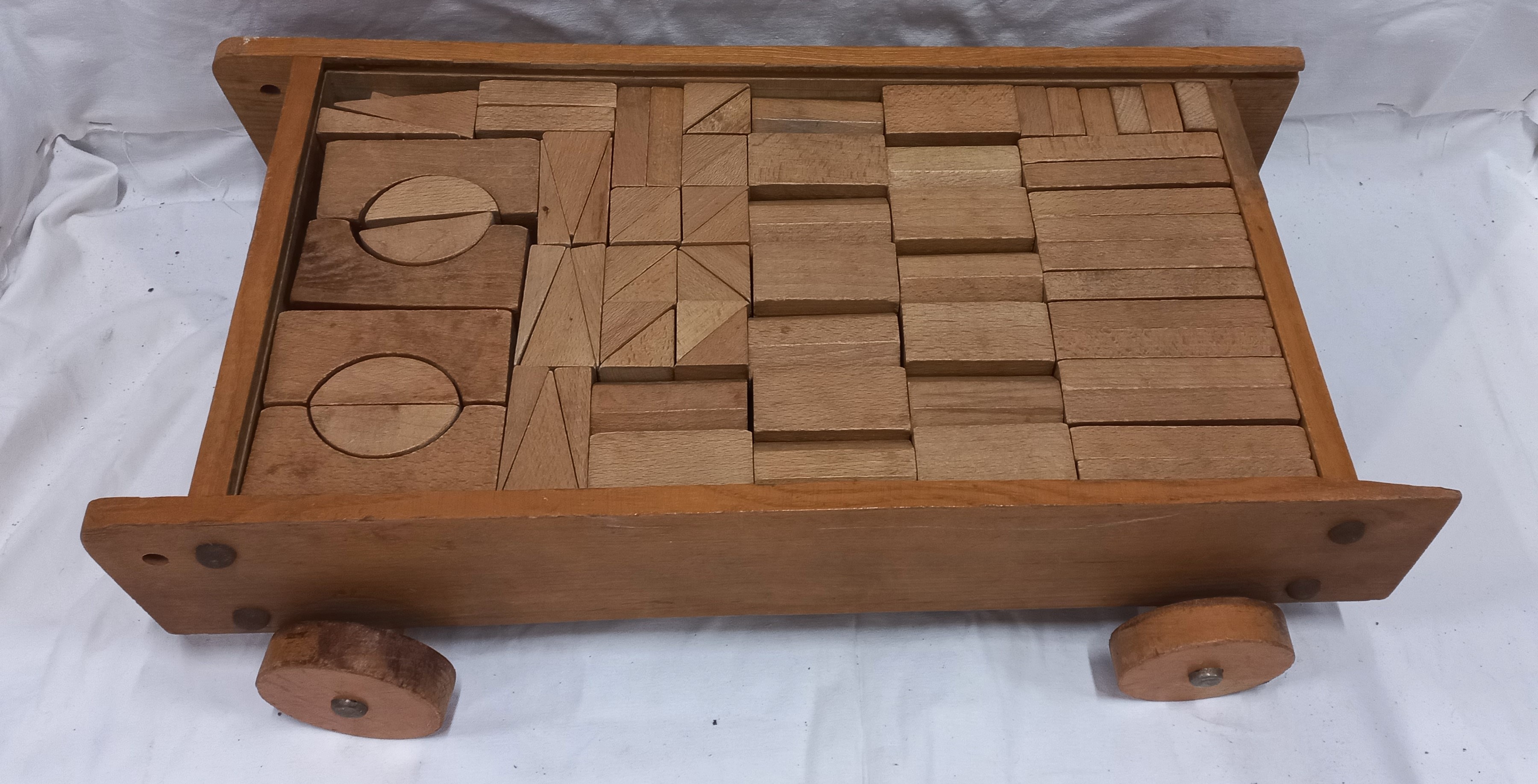 art nr: 1127 vintage bouwblokken houten kar vol