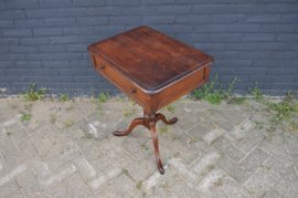 art nr: 925 antiek tafeltje met lade en uitschuifbaar blad